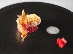 甘鯛の松笠焼き ビーツのクランブル 鮪節と生ハムのジュ