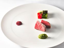 黒毛和牛フィレ肉のロティ 茶葉香るフュメ 京都産九条葱とピスタチオの九条ネギベーゼ 特製赤ワイン塩を添えて