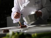 こだわりの食材の追求と
どこまでも妥協を許さない美味しさの追求は全てはおふたりのゲストへ