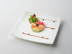 クルシェットとトラウトサーモン・真鯛のマーブル ハイビスカスの香り