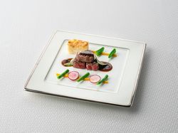 特選国産牛ヒレ肉のグリエマデラ酒とトリュフの香るソース