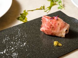 【〆の一皿】九州和牛で巻いた肉巻きおむすび