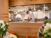 オープンキッチンですべてを創る、こだわり抜いたお料理