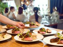 オープンキッチンですべてを創る、こだわり抜いたお料理