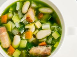 12種野菜のグリーンスープ 桜の木で燻した自家製ベーコンと共に