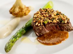 牛フィレ肉のロースト
木の実のクラスト
蜂蜜とマスタードのソース