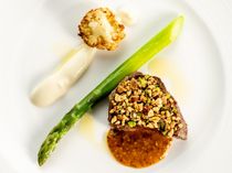 シンプルで洗練された盛付も楽しんで