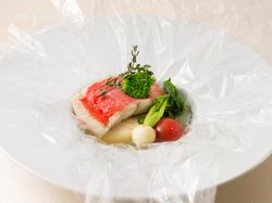 カルタ・ファタに包んだ季節の魚 シェフとのコラボレーション