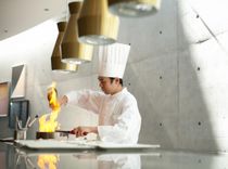 バンケットに併設されたオープンキッチンから出来立ての料理を