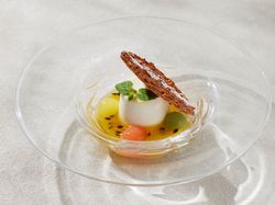 アーモンドのブランマンジェとトロピカルフルーツ 宮古島産パッションフルーツのエキゾチックソース