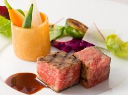 牛ロース肉のグリエ 野菜の香り豊かな赤ワインソース