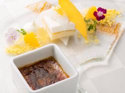 特製ほうじ茶のクレームブリュレ 季節のフルーツを使ったパルフェを添えて