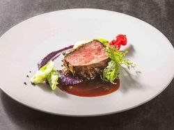 国産牛ロースのロティ おぼろ昆布のベール
濃厚なジュ・ド・ブッフソースと奈良漬けの和合