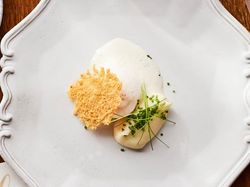 60℃で仕上げた銀鰈の低温キュイ カリカリチーズの衣を添えて ブールノアゼットの泡と共に