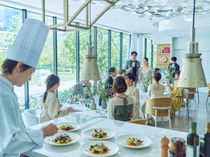 《オープンキッチン》シェフが目の前で仕上げる贅沢な食のおもてなし