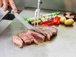 焼きたてのステーキ