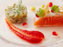 自家製サーモンマリネの軽い炙り 北海道産・帆立貝のタルタル