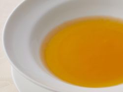 軽く仕上げたコンソメ・ドゥーブル ロイヤル風