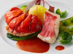 金目鯛の低温ヴァプールとオマール海老のロースト 甲殻類の濃厚ソース