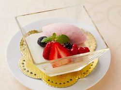 ブランマンジェ とちおとめ苺のアイスクリーム フルーツデコレーション
