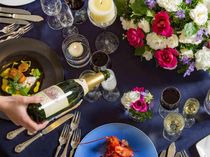 各会場に隣接したキッチンから “できたて” をお届け