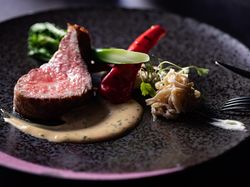 国産牛ロースのロティ おぼろ昆布のベール 濃厚なジュ・ド・ブッフソースと奈良漬けの和合