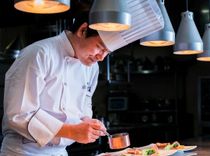 オープンキッチンでのフランベ演出で出来立てのおいしさをお届け