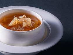 フカヒレ香味野菜のコンソメスープとともに