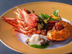 オマール海老の雲丹風味と蝦夷のソテー トマトのグラチネ添え