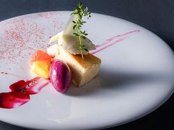 トリュフとヴァニラのクリームをあしらったベイクドチーズケーキ