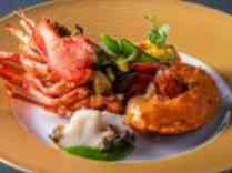 オマール海老の雲丹風味と蝦夷のソテー トマトのグラチネ添え