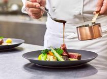 すべての料理が出来立て♪披露宴邸宅内の専用キッチンで専属シェフが美味しい料理を調理&速やかにご提供