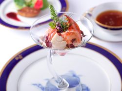 オマール海老 帆立貝とレッドパプリカのムース ハーブと金箔を散りばめて