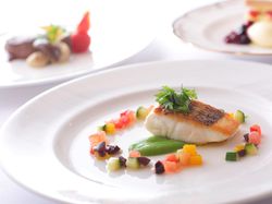 鯛のポワレ エストラゴン風味のアメリケーヌソース パルマンティエスタイル