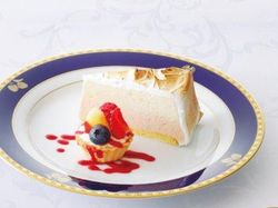 伝統のレシピによる”ベイクドアラスカ”フルーツタルト添え