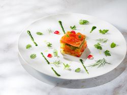三種の味覚盛り合わせorサーモンのマリネ赤いソースで2つのキャビアのアンサンブル
