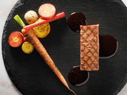 国産牛肉のポワレフランスの塩と日本の山葵でor黒トリュフのソース