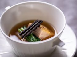 黒トリュフ
秋田・高原比内地鶏腿肉&京都・聖護院蕪
濃厚ブイヨンスープ・仕立て
