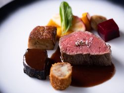 和牛フィレ肉の低温調理
和牛ホホ肉ブレゼ/北海道キタアカリのクロケット
赤ワインソース