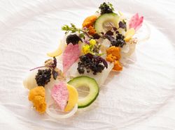 昆布塩でマリネした平目のカルパッチョ キャビアとウニを添えて