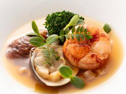 ビスクコンソメのスープ仕立て オマール、ハマグリ、ポルチーニ