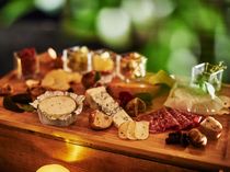 チーズやカナッペなどをご用意して大人のビュッフェもおすすめ!