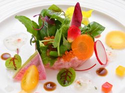 鮪のクリュディテ彩りのパナシェ キャビア・ルージュ