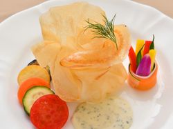 瀬戸内産真鯛のパート・フィロー包み 神戸ワインのソース