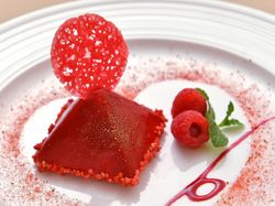 赤い果実のゼリー ライチ香る発酵乳のムース