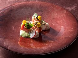 本鮪のミ・キュイ 和のテイストにハーブの香りを添えて