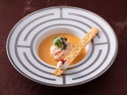 オマール海老のビスクにズワイ蟹のムース