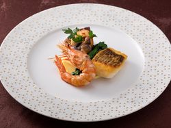 真鯛と有頭海老のソテー サフラン風味のソースで