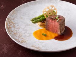 特選牛フィレ肉のロティ ポテトのムースグラタンとアスペルジュ