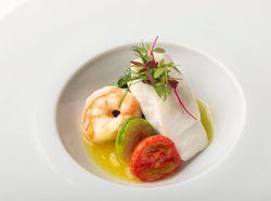真鯛と海老のマリア―ジュ サフラン風味のブイヨン仕立て